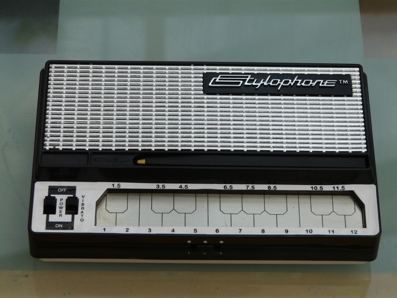 Стилофон это. Stylophone 350s. Stylophone David Bowie. Stylophone 1969. Stylophone музыкальный инструмент.